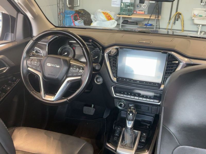 Isuzu D-MAX • 2021 • 45,000 km 9