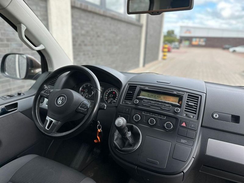 Volkswagen T5 • 2010 • 235,000 km 3