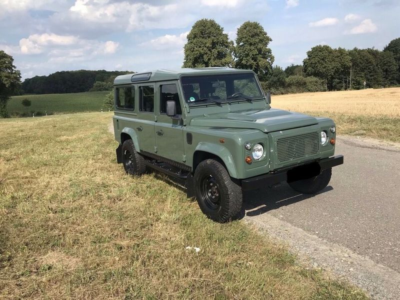 Land Rover Defender • 2012 • 75,000 km 2