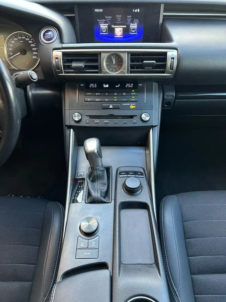 Lexus IS • 2015 • 139,000 km 9
