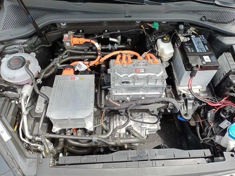 Volkswagen e-Golf • 2021 • 19,020 km 14