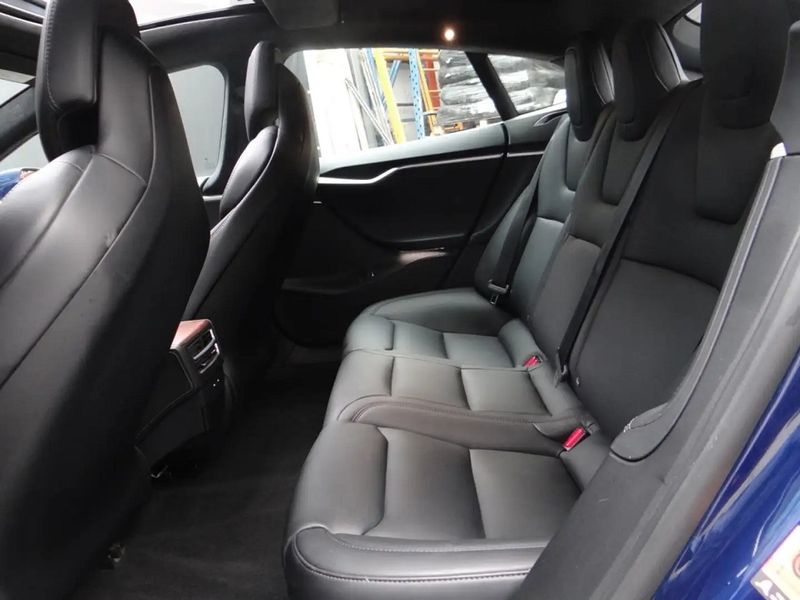 Tesla Model S • 2018 • 161,000 km 13