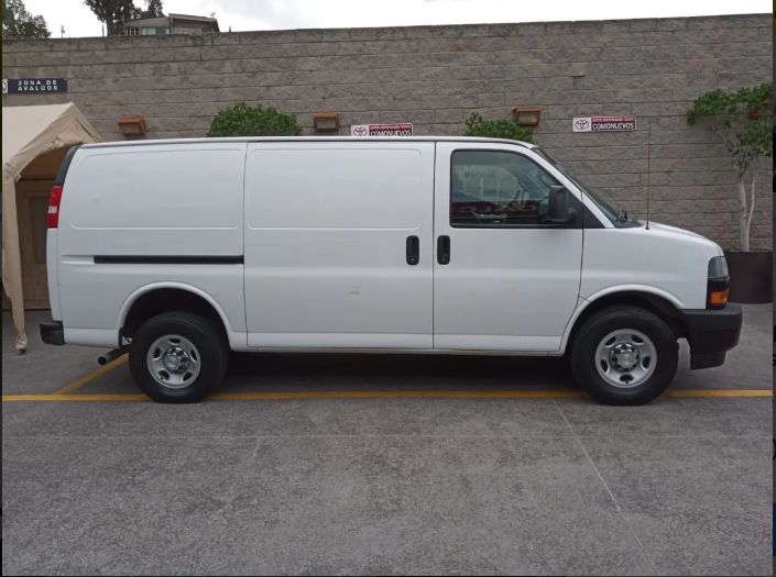 Chevrolet Express • 2019 • 80,000 km 4