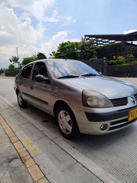 Renault Symbol • 2005 • 251,000 km 2