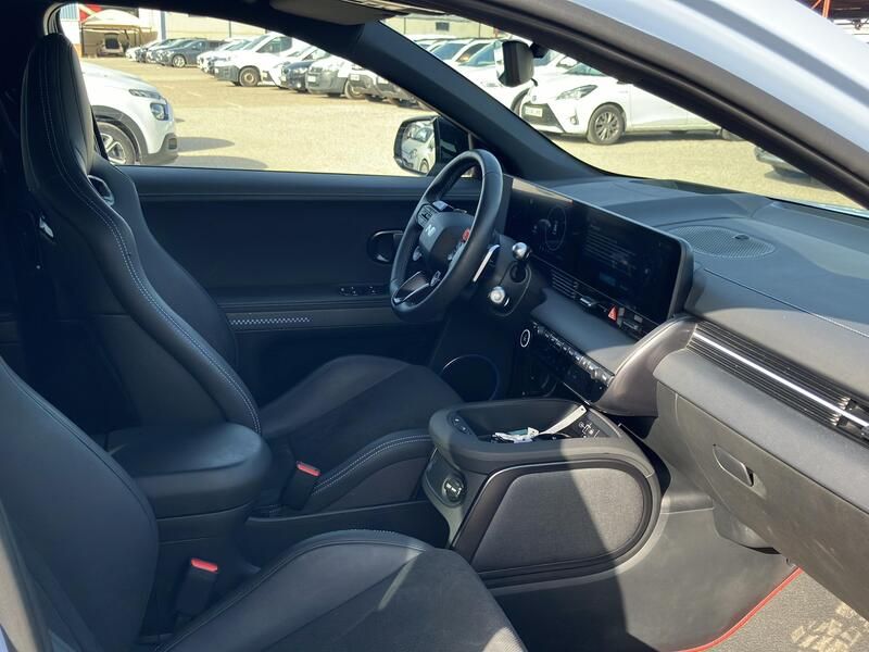 Hyundai Ioniq Electric • 2024 • 20,256 km 19