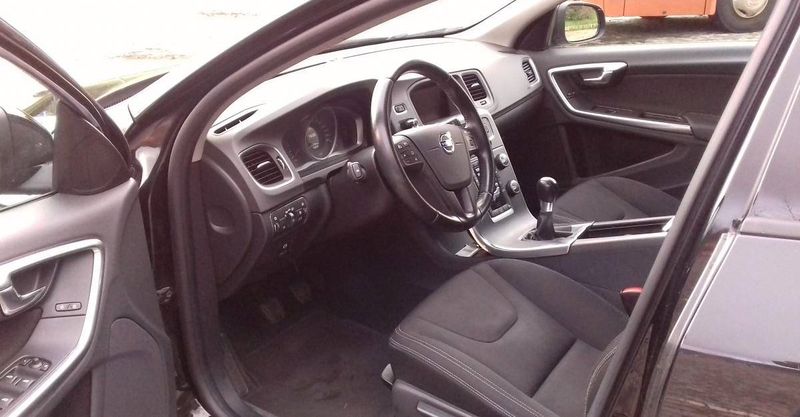 Volvo V60 • 2013 • 180,000 km 3