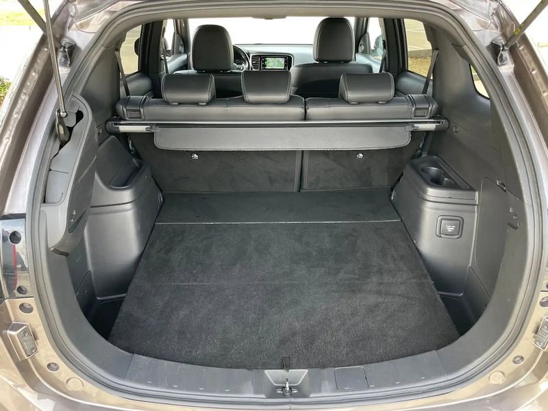 Mitsubishi Outlander • 2019 • 145,000 km 10