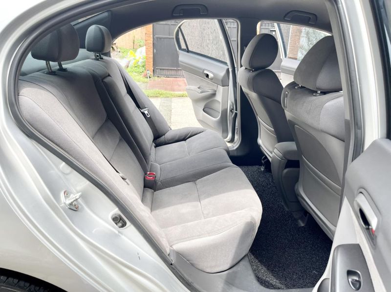 Honda Civic • 2006 • 115,000 km 4