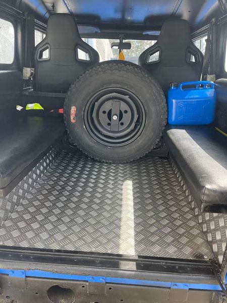 Land Rover Defender • 1998 • 5,900 km 4