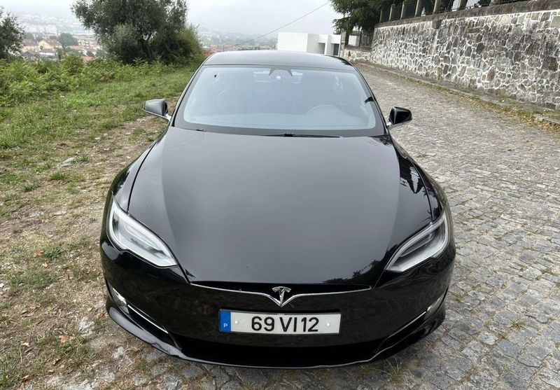 Tesla Model S • 2018 • 185,000 km 1