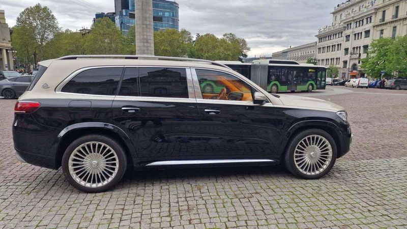 Mercedes-Benz S-Class • 2023 • 9,000 km 1