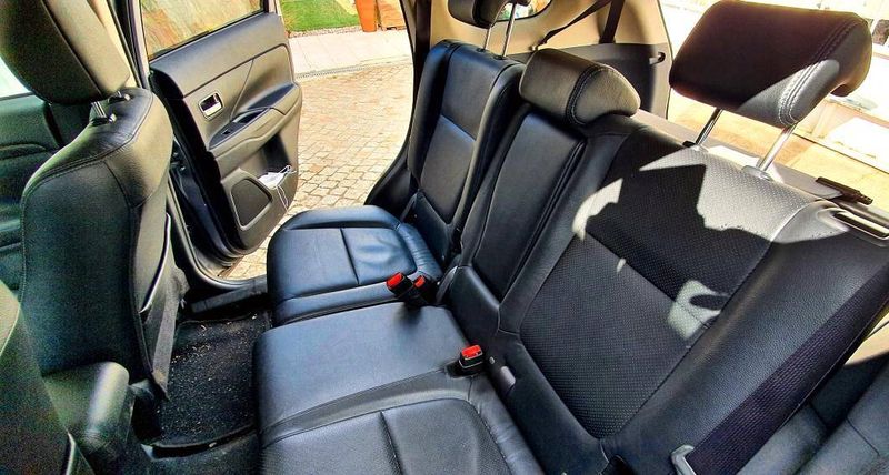 Mitsubishi Outlander • 2016 • 60,000 km 3