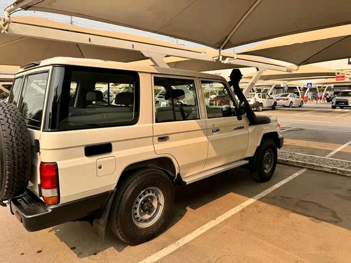 Toyota Land Cruiser • 2015 • 10,000 km 2