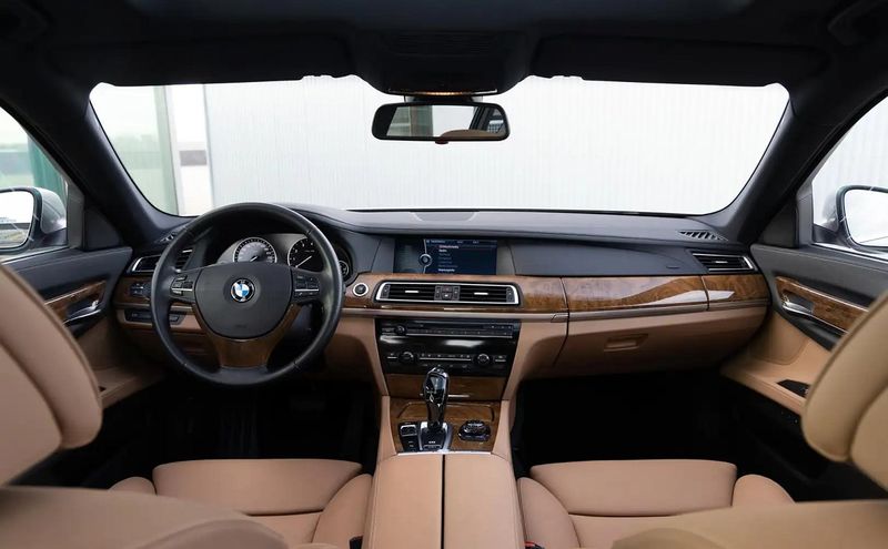BMW 7 Series • 2009 • 182,000 km 2