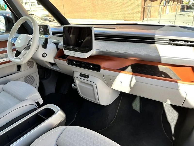 Volkswagen Caravelle • 2023 • 14,000 km 10