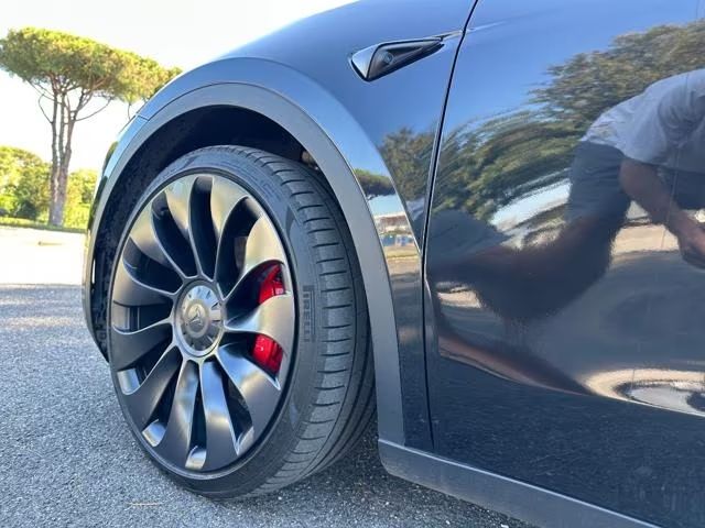 Tesla Model Y • 2023 • 59,000 km 1