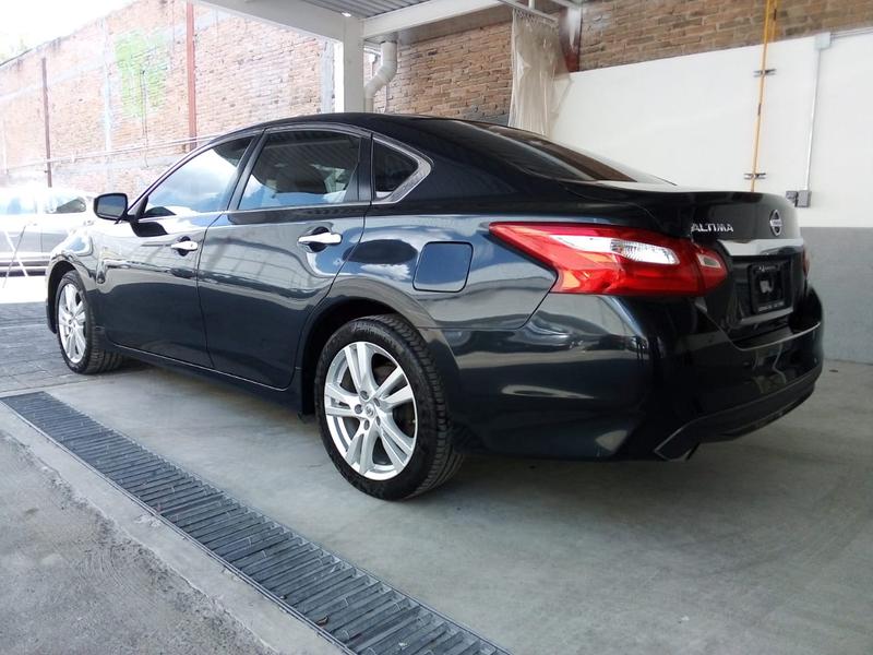 Nissan Altima • 2017 • 155,000 km 4
