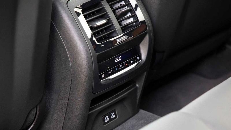 BMW X3 • 2020 • 25,900 km 10