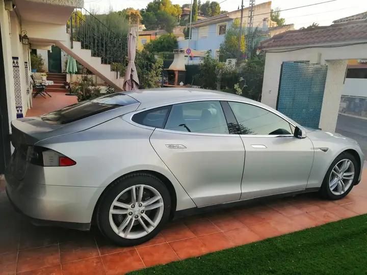 Tesla Model S • 2013 • 285,382 km 3