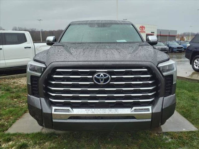 Toyota Tundra • 2022 • 15,678 km 3
