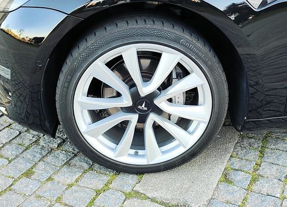 Tesla Model S • 2019 • 108,000 km 5