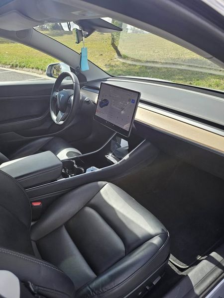 Tesla Model 3 • 2020 • 192,000 km 4