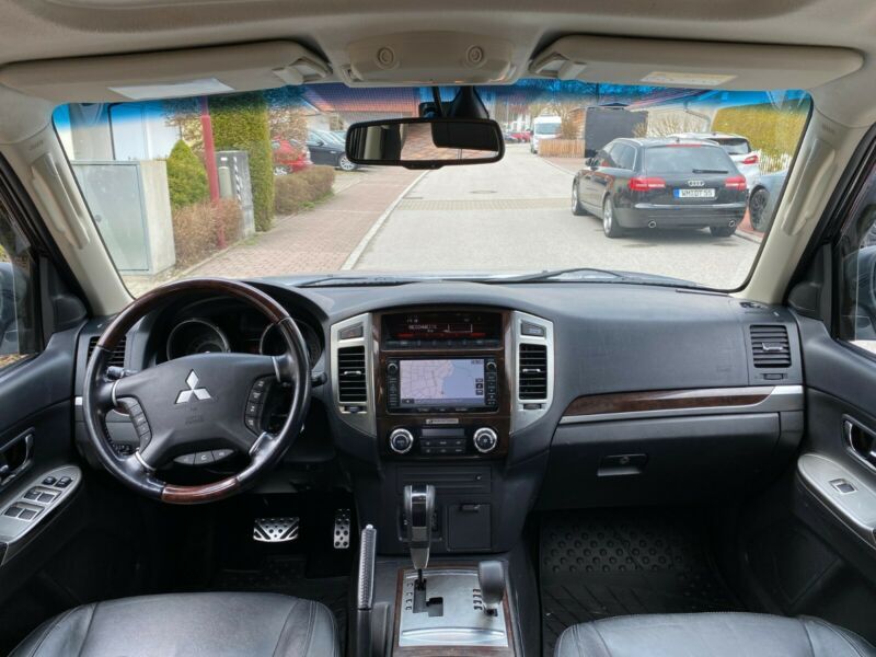 Mitsubishi Pajero • 2016 • 112,556 km 10