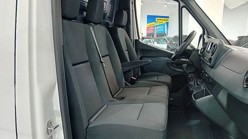 Mercedes-Benz Sprinter • 2023 • 9,000 km 11