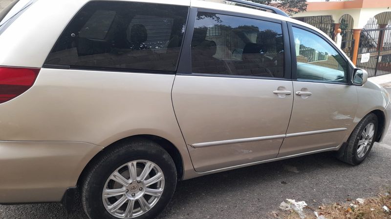 Toyota Sienna • 2005 • 123,057 km 3