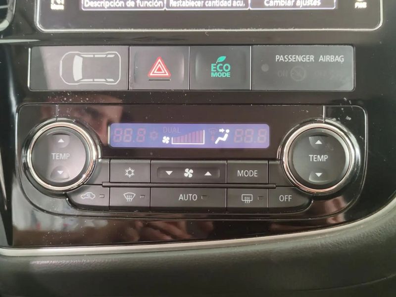 Mitsubishi Outlander • 2017 • 71,000 km 12