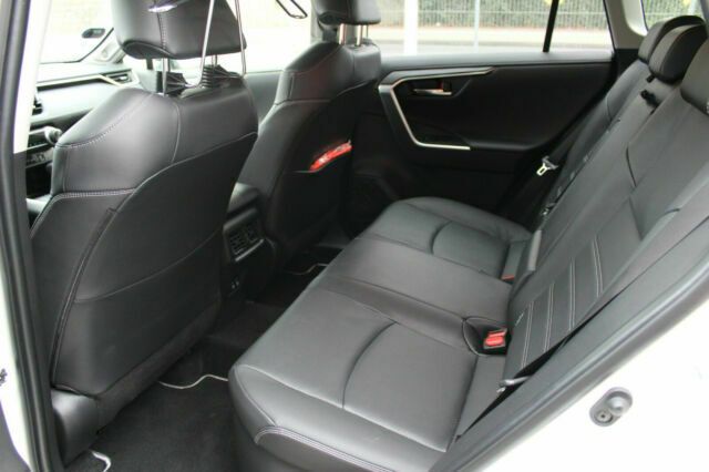 Toyota RAV4 Hybrid • 2020 • 45,000 km 7