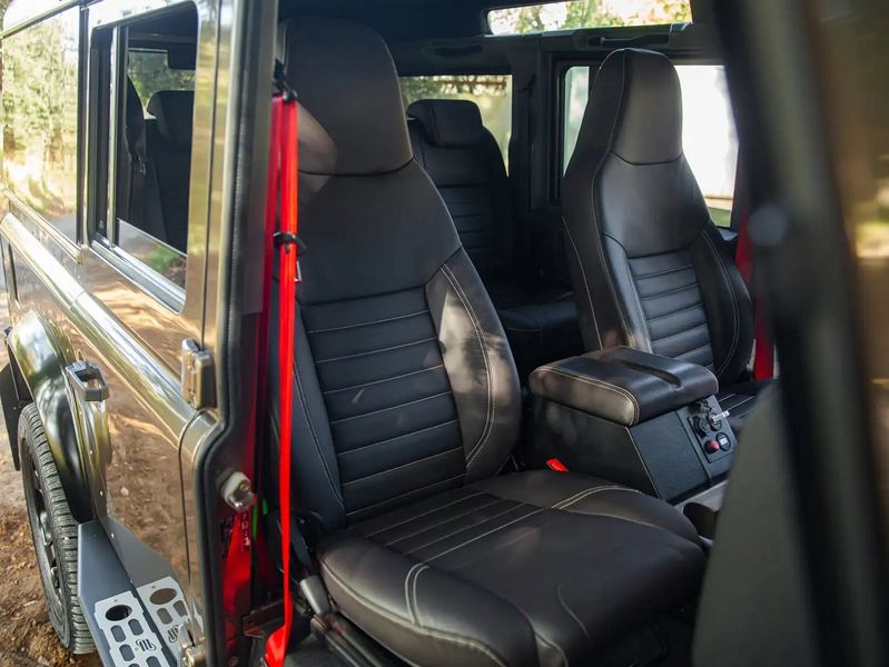 Land Rover Defender • 2011 • 83,000 km 9