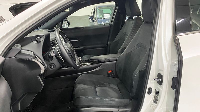 Lexus UX • 2022 • 9,000 km 6