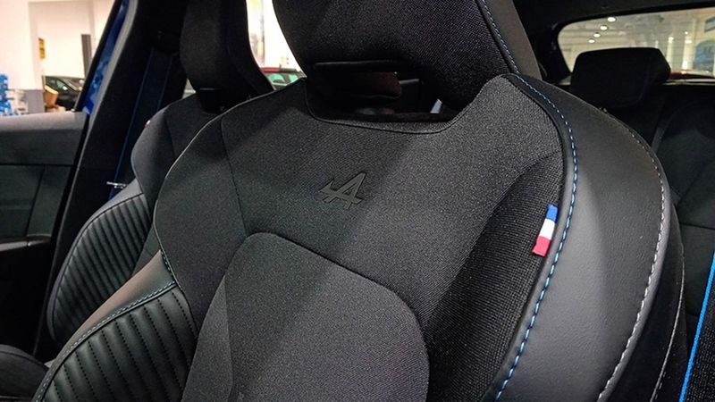 Renault Clio • 2023 • 10,831 km 10