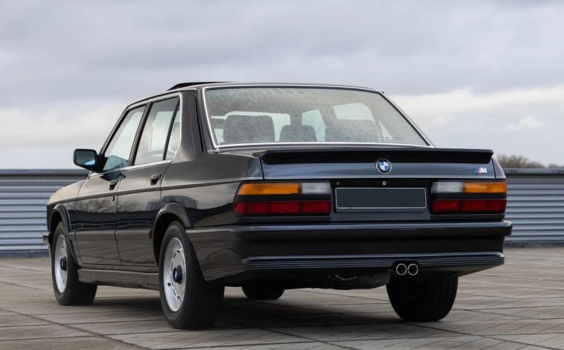 BMW 5 Series • 1985 • 130,000 km 3