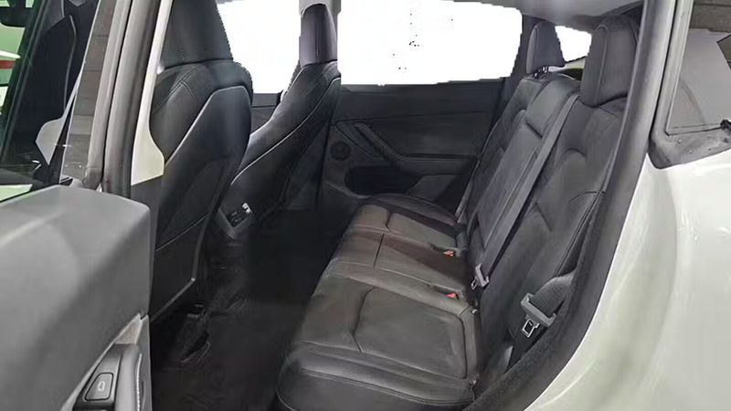 Tesla Model Y • 2024 • 7,925 km 15