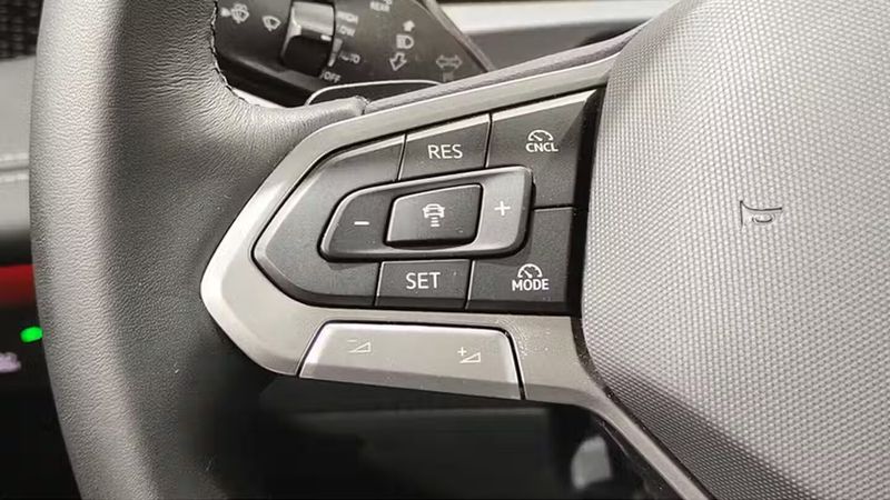 Volkswagen Tiguan • 2024 • 3,052 km 10