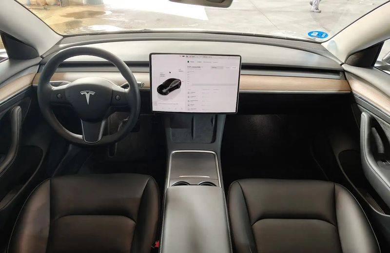 Tesla Model 3 • 2023 • 27,523 km 5