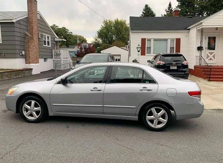 Honda Accord • 2005 • 445 km 9