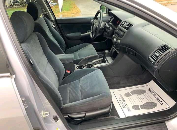 Honda Accord • 2005 • 445 km 8