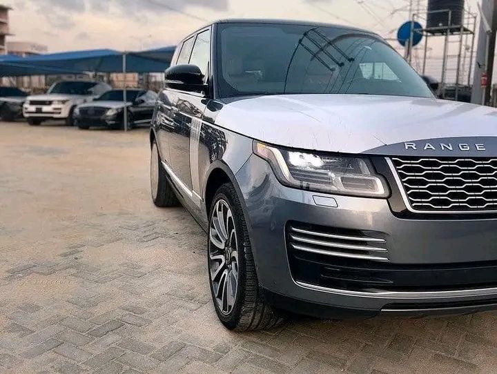 Land Rover Range Rover • 2018 • 25,000 km 1
