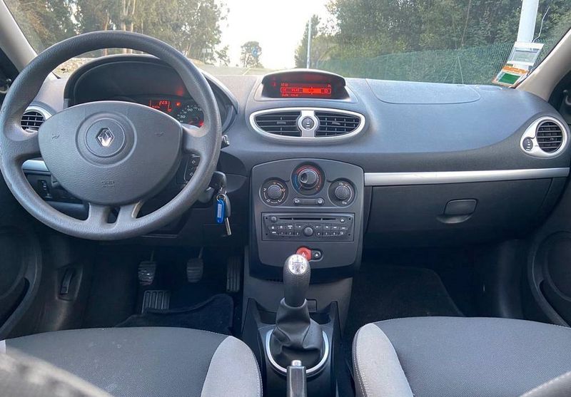 Renault Clio • 2011 • 199,999 km 4