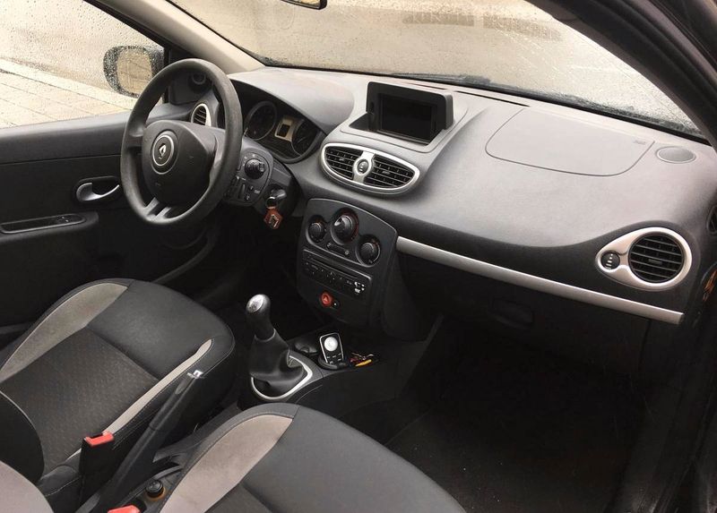 Renault Clio • 2010 • 145,000 km 3