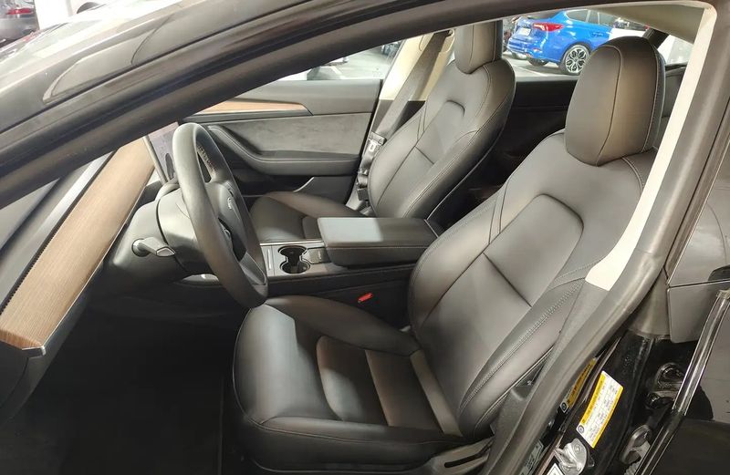 Tesla Model 3 • 2023 • 27,523 km 6