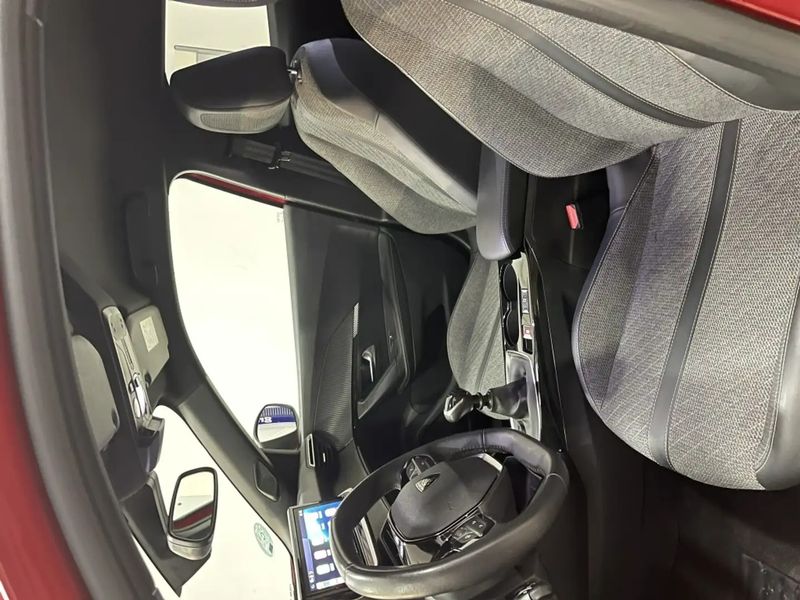 Peugeot 2008 • 2024 • 25,223 km 6