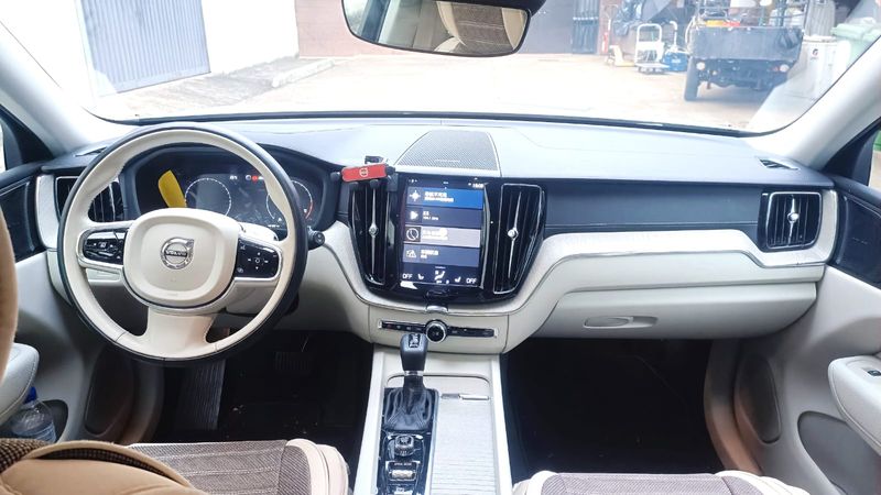 Volvo XC60 • 2021 • 22,000 km 4