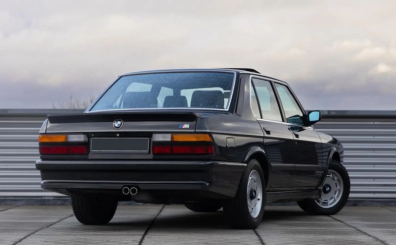 BMW 5 Series • 1985 • 130,000 km 2