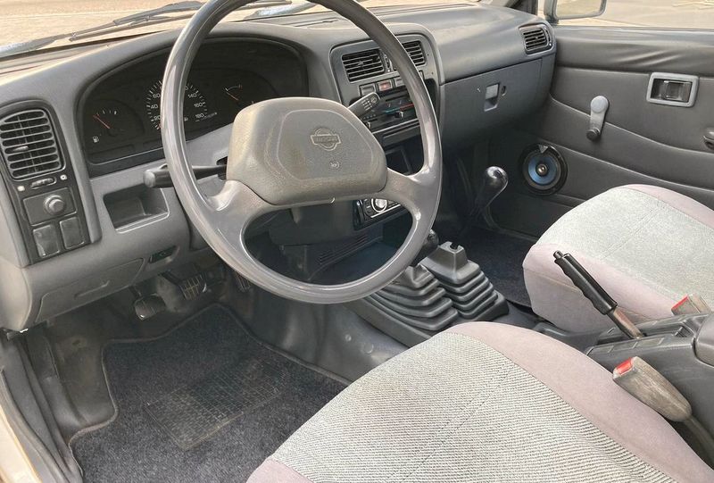 Nissan Pickup • 1995 • 250,000 km 3