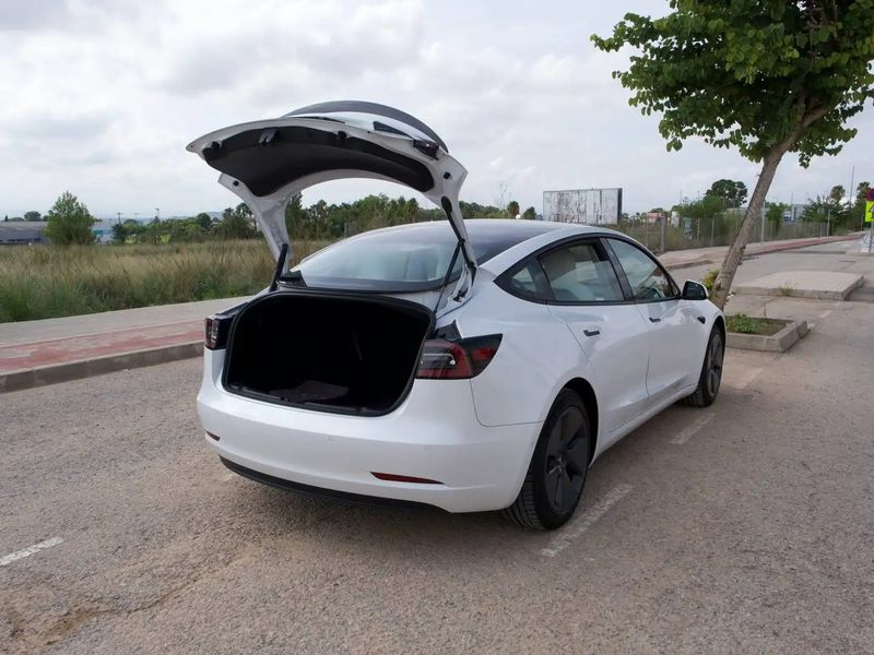 Tesla Model 3 • 2021 • 122,000 km 7