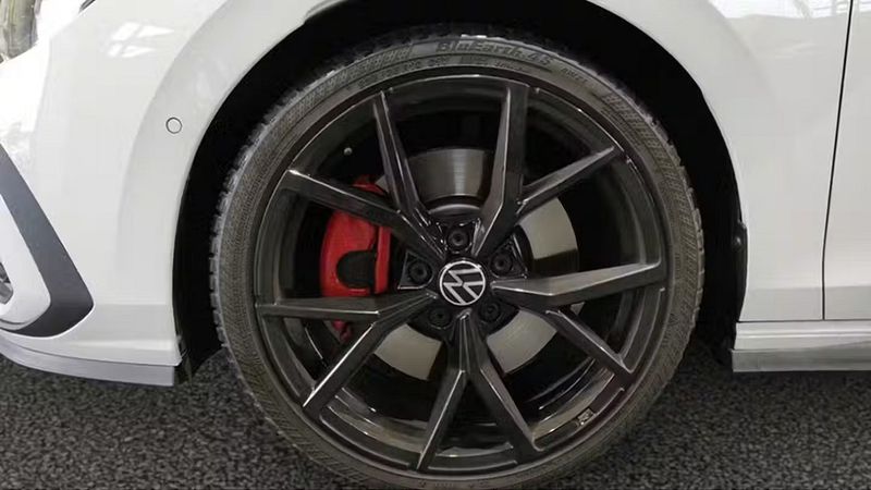 Volkswagen Golf • 2024 • 14,183 km 15